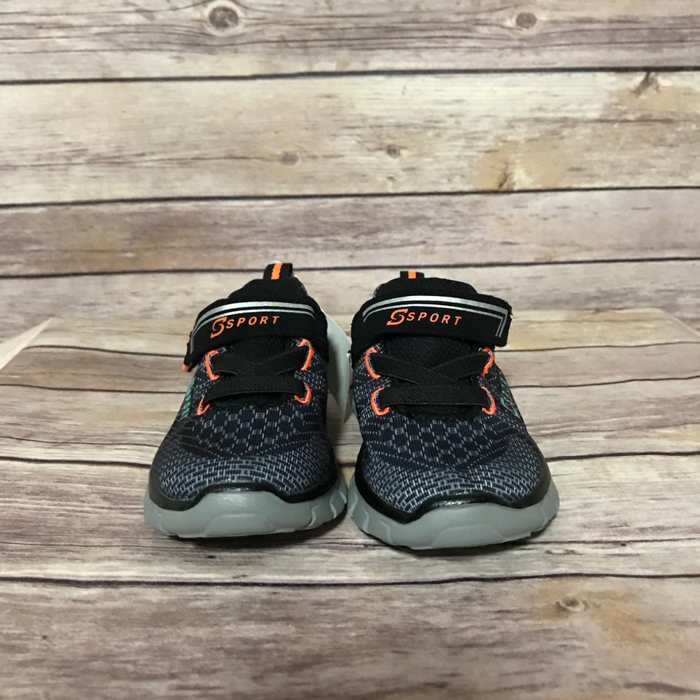 Sport boys tennis shoes size 6 NWT